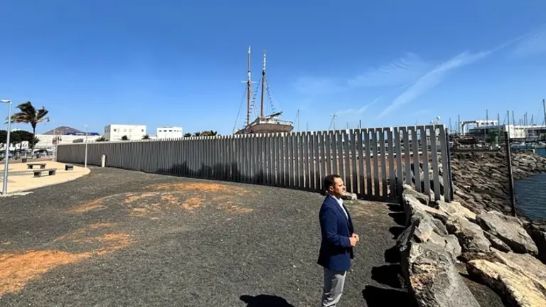 El muro de hormig&oacute;n que est&aacute; siendo retirado y espacio que formar&aacute; parte de un nuevo pulm&oacute;n verde en Arrecife.