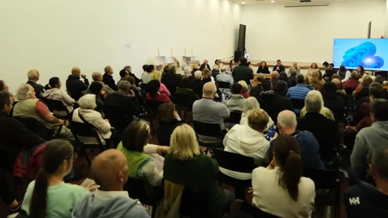 Asistentes al encuentro vecinal realizado en Playa Honda.