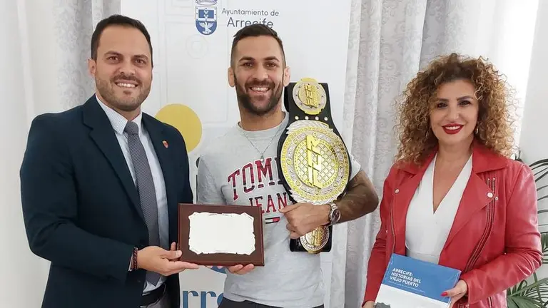 Hecher Sosa con el alcalde de Arrecife y la concejal de Deportes.