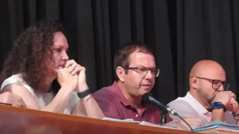 Antonio Morales en el centro de la imagen en un pleno celebrado en Tinajo. 