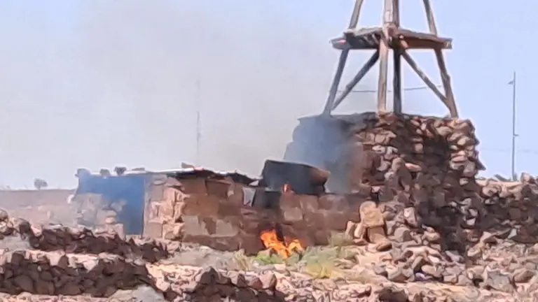 Momento en el que se produce el incendio en la improvisada vivienda que hay en las Salinas de Puerto Naos