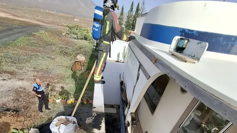 Los bomberos y los agentes de la Polic&iacute;a Local en el momento de la actuaci&oacute;n