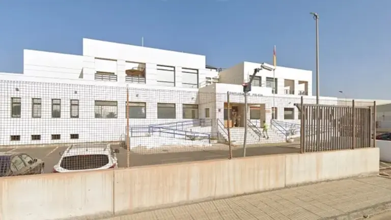 Imagen de la entrada a la Comisar&iacute;a de la Polic&iacute;a Nacional en Arrecife.
