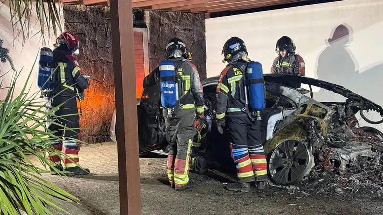 Los bomberos comprobando que hab&iacute;a terminado el incendio de uno de los veh&iacute;culos