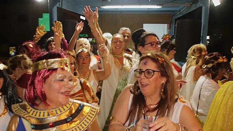 Alegr&iacute;a desbordada en las carrozas del carnaval de Playa Blanca