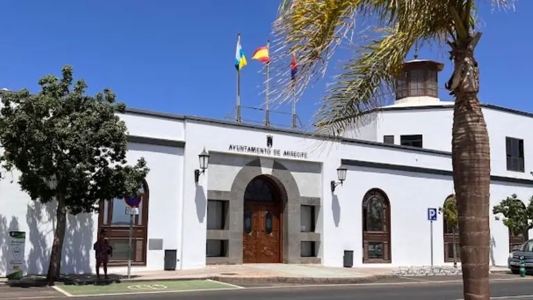 Imagen de la fachada del Ayuntamiento de Arrecife