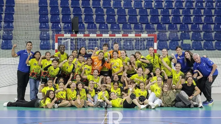 Jugadora del Puerto del Carmen celebrando la victoria ante el Lleida.