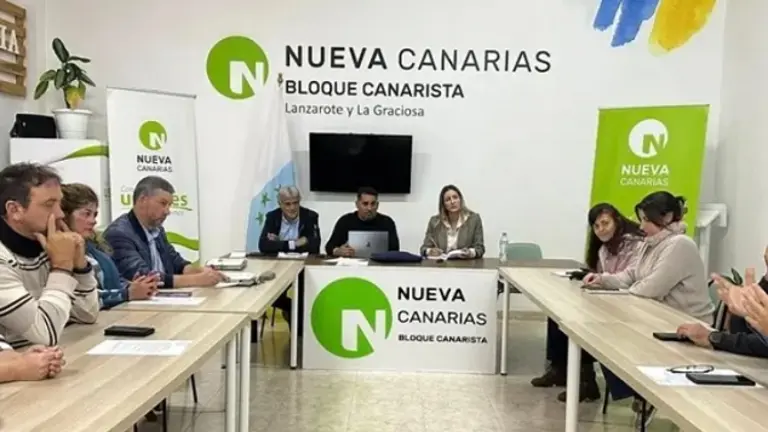 Imagen de  una reuni&oacute;n de Nueva Canarias en la que todav&iacute;a estaba Delia Hern&aacute;ndez. 