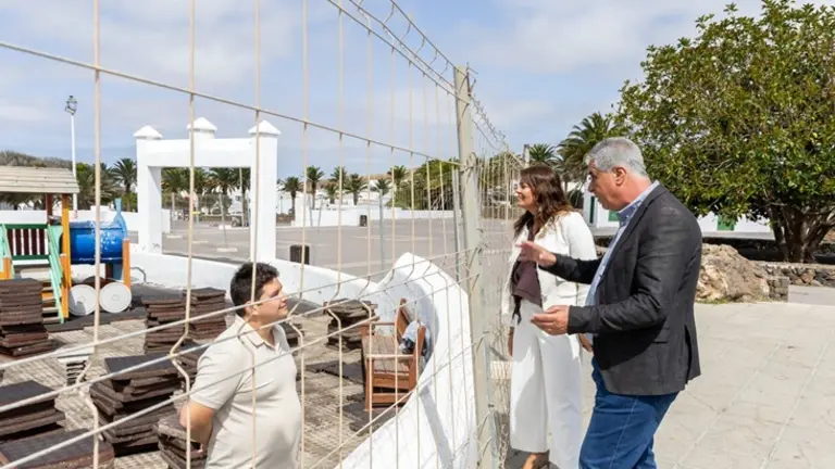 Olivia Duque y Eugenio Robayna junto a la obra del parque infantil.