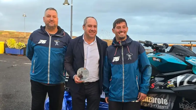 Juan Monz&oacute;n en Marina Col&oacute;n con Daniel y Jos&eacute; Luis Hern&aacute;ndez el d&iacute;a que el equipo del campe&oacute;n de Espa&ntilde;a agradeci&oacute; su colaboraci&oacute;n en su proyecto a todos los patrocinadores.