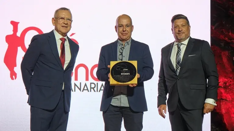 Representante de el restaurante del Castillo de San Jos&eacute; recogiendo el galard&oacute;n.