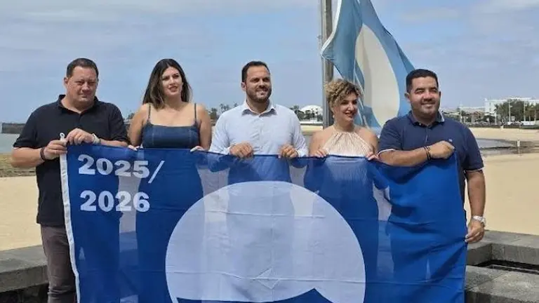 Los ediles del PP y el alcalde de Arrecife con la &uacute;ltima bandera azul