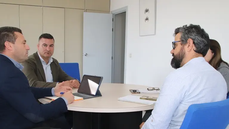 reuni&oacute;n celebrada en Las Palmas entre la representaci&oacute;n municipal y el Jefe de la Demarcaci&oacute;n de Costas de Canarias, Alberto Mart&iacute;n Coronel.