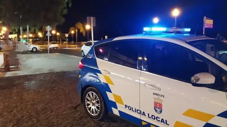 Veh&iacute;culo de la Polic&iacute;a Local de Arrecife en la zona pr&oacute;xima donde se realiz&oacute; la intervenci&oacute;n.