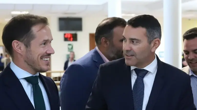 Oswaldo Betancort junto al consejero Mariano Hern&aacute;ndez Zapata en el Cabildo de Lanzarote.