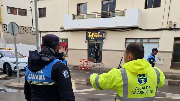 El alcalde de Arrecife Yonathan de León junto al oficial de la Policía Local y coordinador técnico de Protección Civil  en las calles con  las medidas preventivas  por la alerta.