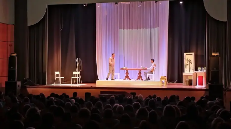 Grupo Comika 21 durante su representaci&oacute;n en la Semana Cultural del Teatro.