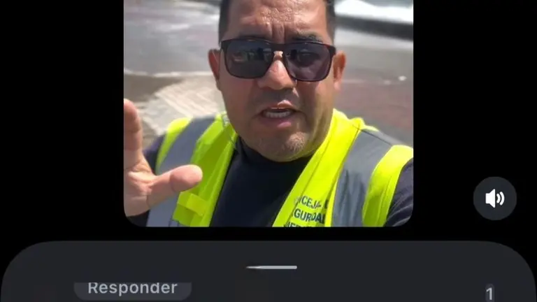 Imagen del concejal de Seguridad y Emergencias de Arrecife avisando a la gente de que no se acercara a la marea