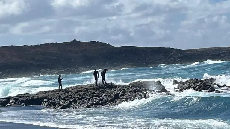 En una jornada tan peligrosa se han seguido viendo personas que se acercan a la costa para hacerse fotos