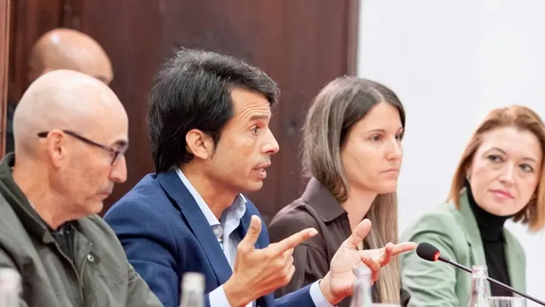 Marcos Bergaz junto a concejales socialistas durante el &uacute;ltimo pleno.