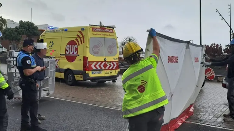 Ambulancia del Servicio de Urgencias Canario en la zona.