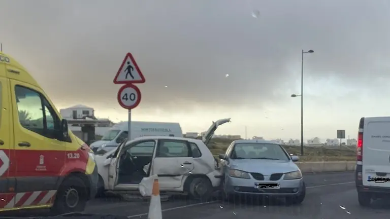 Ambulancia del SUC junto a los dos veh&iacute;culos implicados en el accidente.