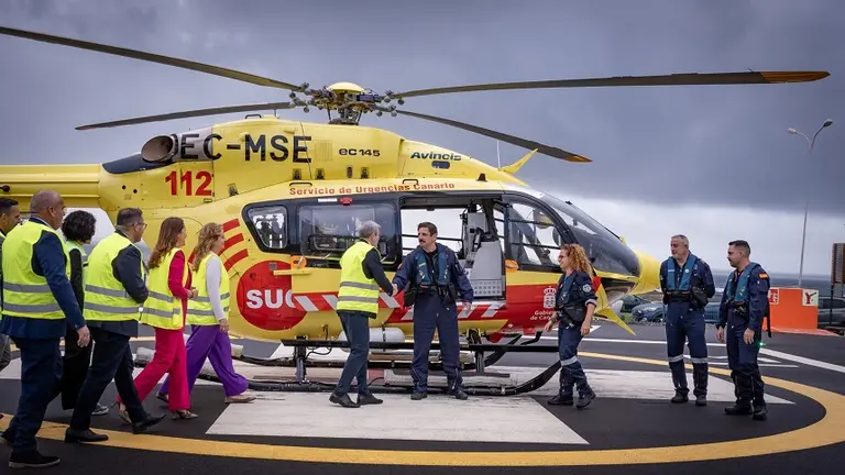 El presidente de Canarias saludando a los pilotos que van a llevar a las aeronaves.