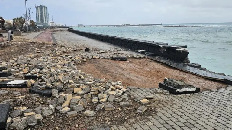 Impresionante destrozo que ha realizado el mar en la zona del paseo mar&iacute;timo de Arrecife