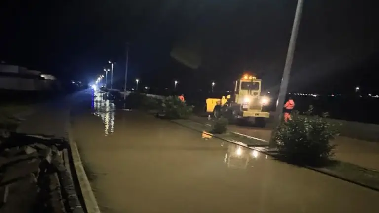 Hasta &uacute;ltima hora de la noche estuvieron achicando agua.