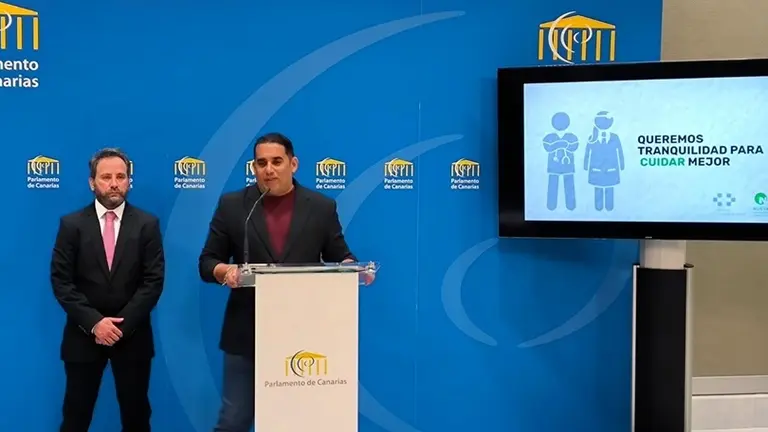 Yon&eacute; Caraballo junto a el presidente de Ecupec en rueda de prensa.