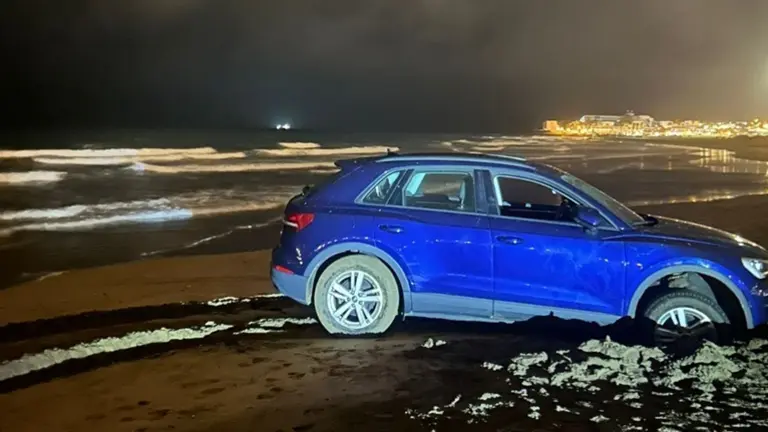 Veh&iacute;culo enterrado en la arena de la playa de Los Pocillos.
