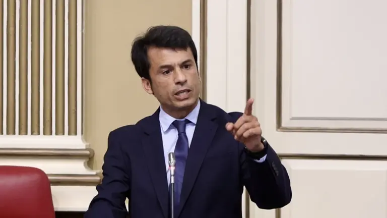Marcos Bergaz (PSOE) durante el pleno del parlamento este martes.
