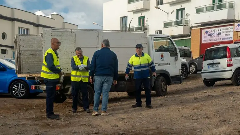 El concejal de Limpieza hablando con los operarios de la empresa concesionaria