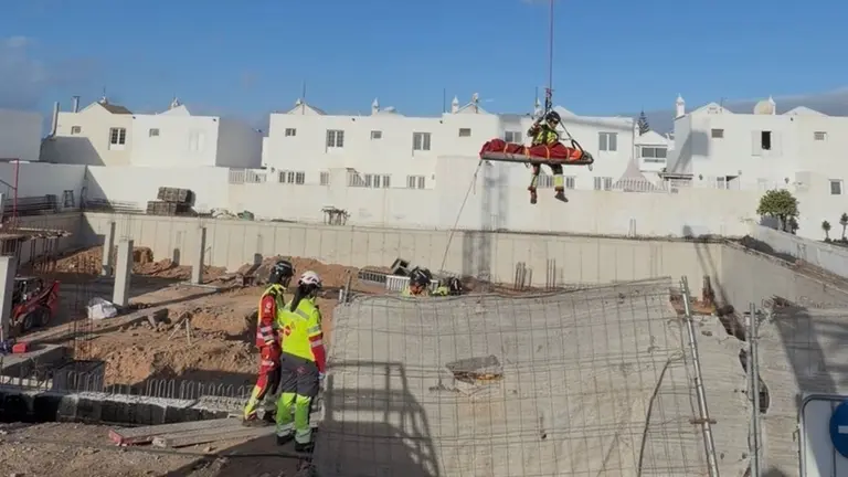Operario de los bomberos realizando el rescate del afectado.