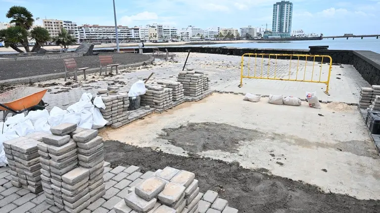 El Ayuntamiento de Arrecife reutilizando el adoquinado levantado por el oleaje para mantener la imagen original del paseo junto al Parque Temático.