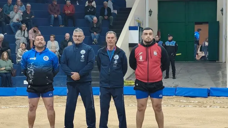 Los capitanes del Tinajo y el T&iacute;as con los &aacute;rbitros