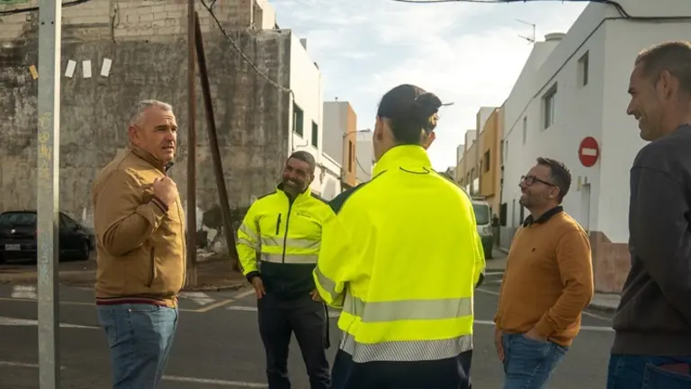 Jacobo Lemes y Echedey Eugenio junto a operarios.