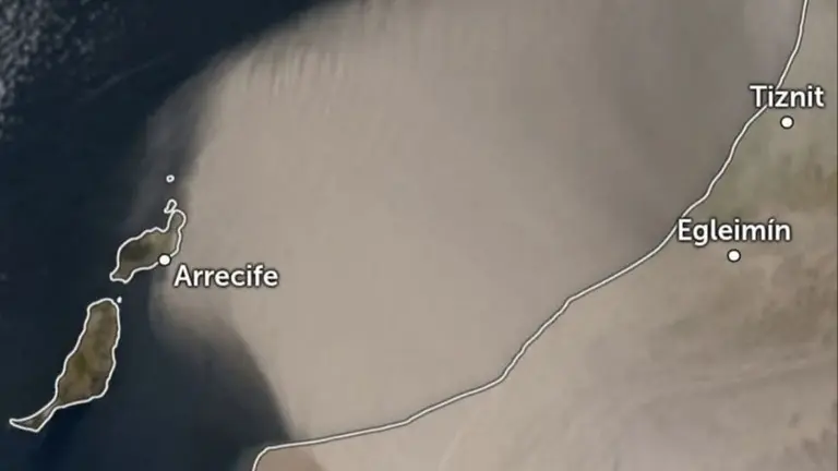 Impresionante imagen del sat&eacute;lite en la que se ve la llegada de la masa de arena del desierto a Lanzarote.