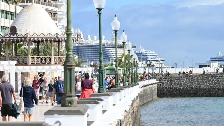 Imagen de cruceristas paseando por Arrecife.