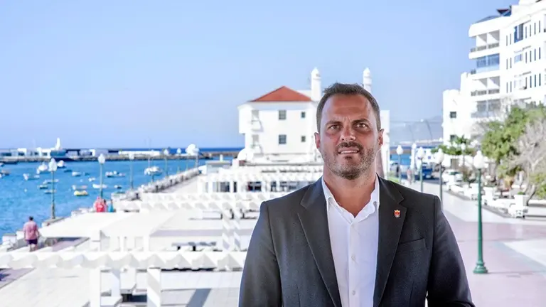 El alcalde Yonathan de Le&oacute;n junto al Parque Jos&eacute; Ram&iacute;rez Cerd&aacute;.