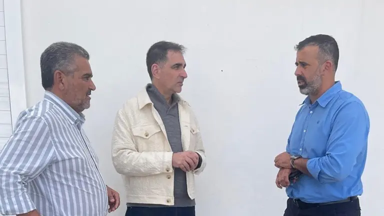 Emilio Mach&iacute;n y Mateo Ram&oacute;n junto al director gerente de Puertos Canarios.