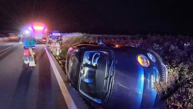 Veh&iacute;culo volcado en Los Valles.