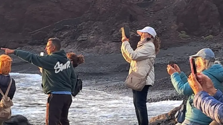 Mayores de Yaiza disfrutando 
del taller de fotograf&iacute;a en El Golfo.