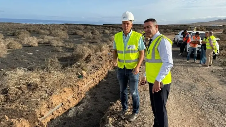 El consejero de Aguas, Domingo Cejas, y el presidente del Cabildo de Lanzarote, Oswaldo Betancort, comprobando el estado de unas obras.