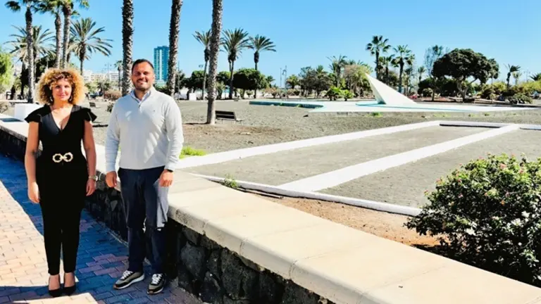 El alcalde de Arrrecife, Yonathan de Le&oacute;n,  y la concejala de Turismo, Comercio y Deportes, junto al Parque Tem&aacute;tico, donde el Ayuntamiento invertir&aacute; 10 millones de euros.