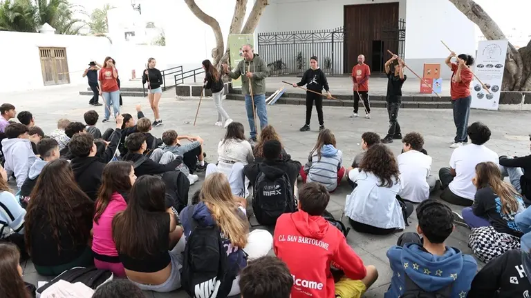 Alumnos disfrutan de las actividades del Patio de las tradiciones en Har&iacute;a.