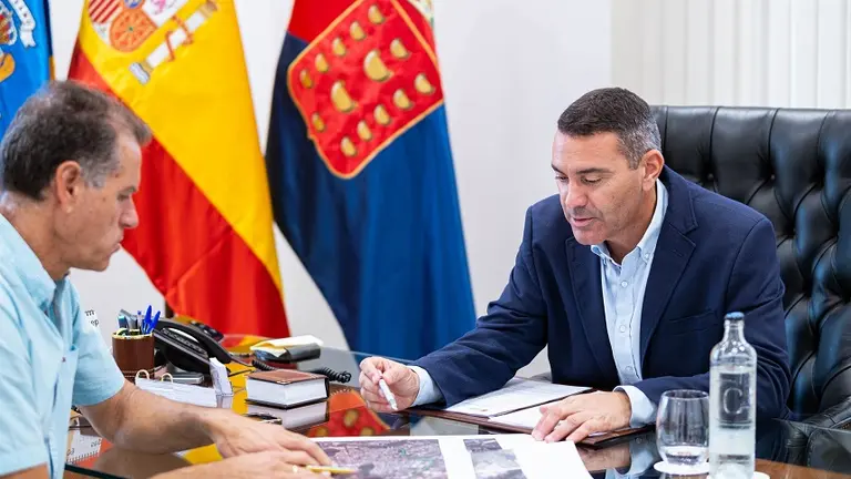 Oswaldo Betancort y Domingo Cejas en una de las reuniones habituales que mantienen en el Cabildo.