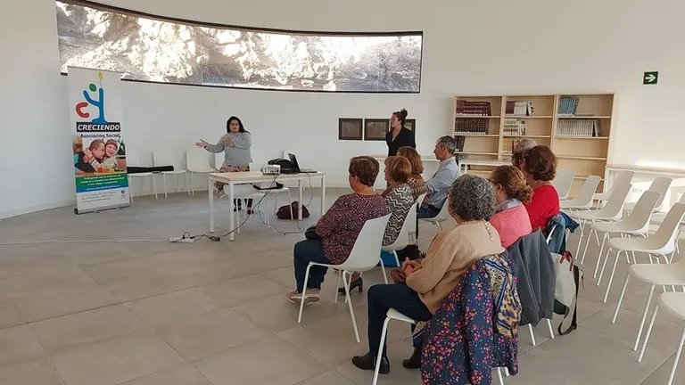 Actividad de participaci&oacute;n ciudadana en el centro c&iacute;vico de Costa Teguise.