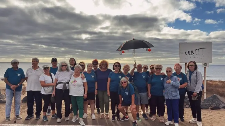 Ana Mar&iacute;a Lopes con los participantes de los paseos saludables.
