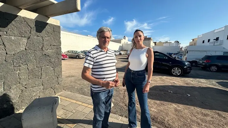 Servando Pérez y Sheila Guillén en el solar donde quieren instalar la gasolinera.